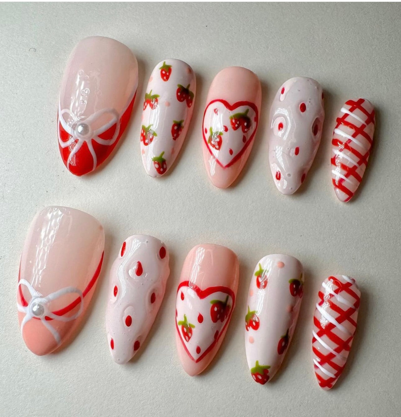 Press on nails| Strawberries & cream