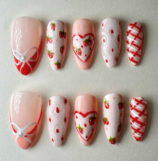 Press on nails| Strawberries & cream